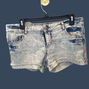 MOSSIMO SUPPLY COMPANY Acid Washed Low Rise Denim Shorts, Size 13.